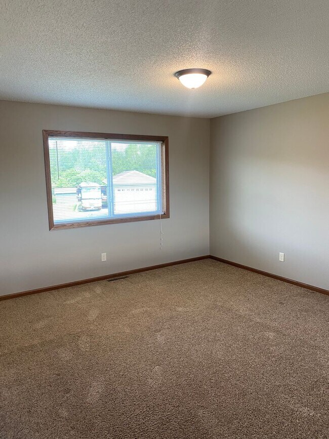 Building Photo - 3 Bedroom Townhome on Peach Dr. in Sauk Ra...