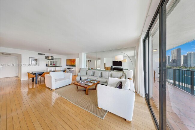 Building Photo - 801 N Venetian Dr