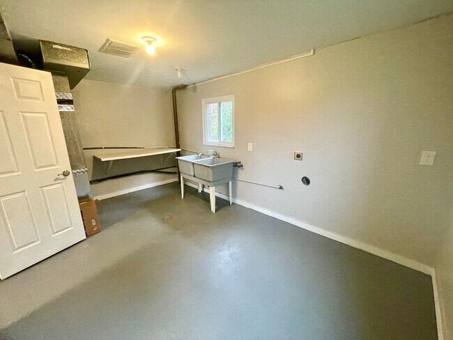 Building Photo - 3282 Ridge Rd Ext