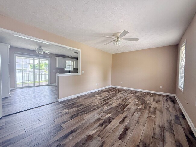 Building Photo - Pet-Friendly 3-Bedroom Home with Garage, Screened-In Porch & Spacious Bedrooms