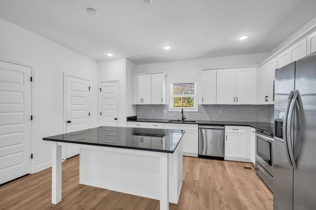 Building Photo - Modern Living in Bellevue