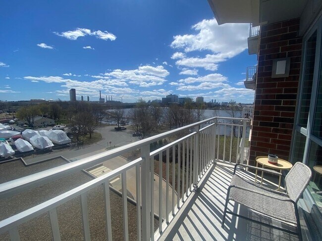 Building Photo - Spacious 2 bed 2 bath!