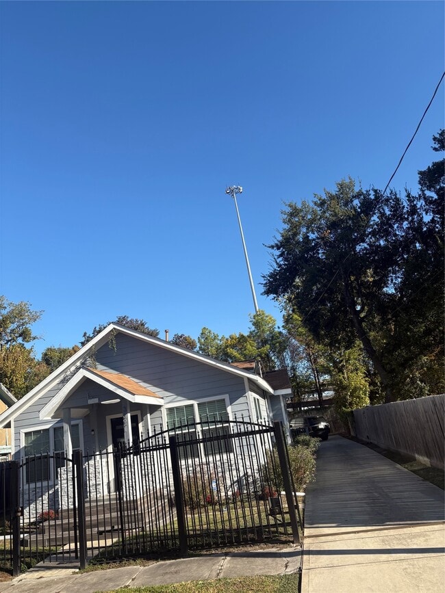 Building Photo - 3021 Gray St