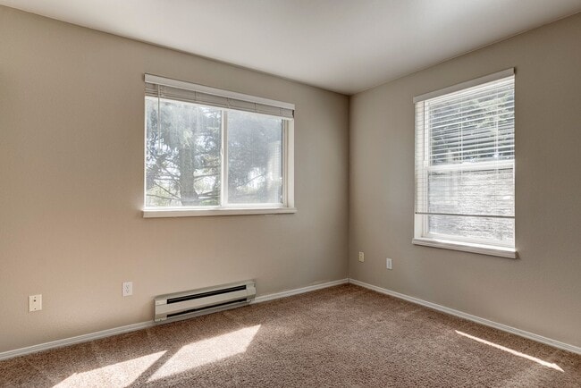Building Photo - 2 Bed 1 Bath Condo with an Office!