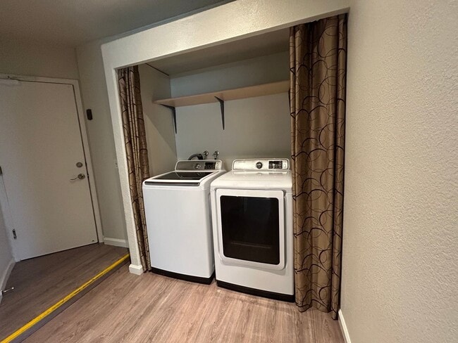 Building Photo - Paseo Del Sol