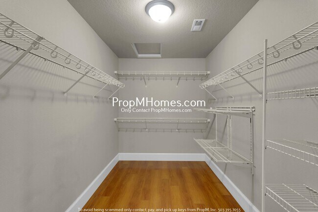 Building Photo - Updated Three Bedroom Gem in Bethany!