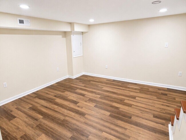 Building Photo - 2527 W Cold Spring Ln