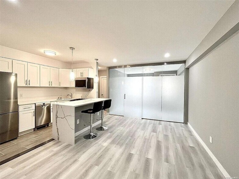 Primary Photo - 170 W 23 St