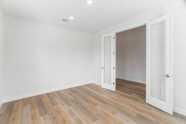 Building Photo - 11 Mariposa Wds Dr