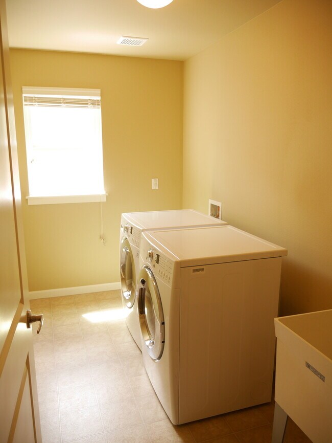 Building Photo - 5 Bedroom 2.5 Bath Home Near Downtown Redmond