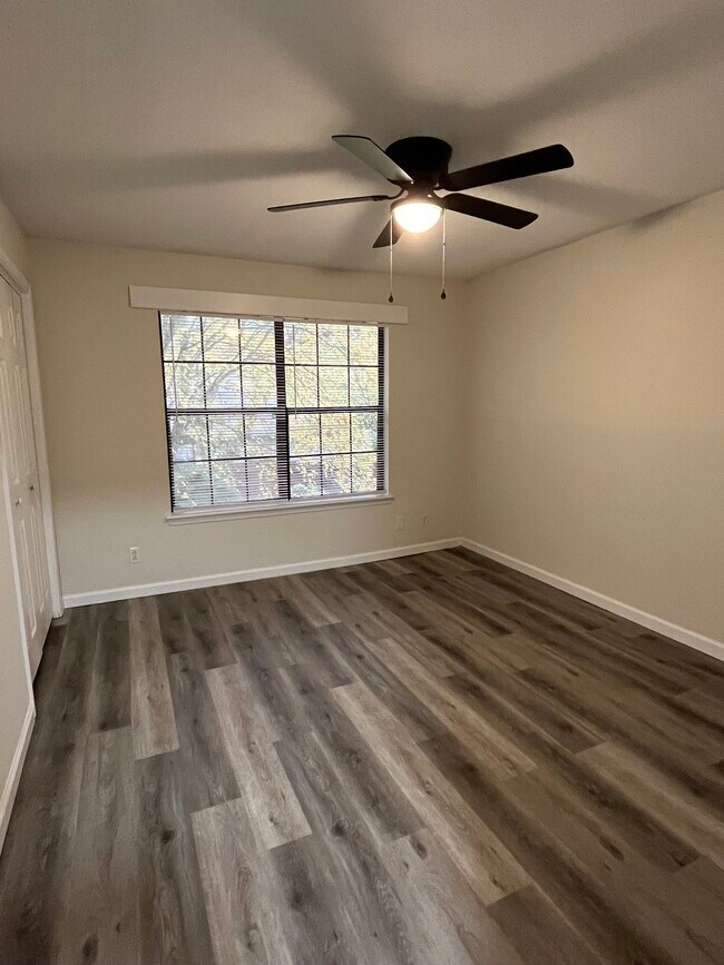 Building Photo - 1220 Apple Glen St