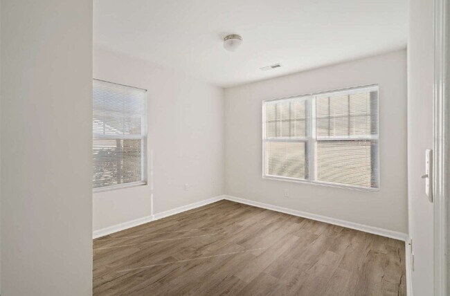 Building Photo - Spacious 3-Bed End-Unit Townhome in Durham