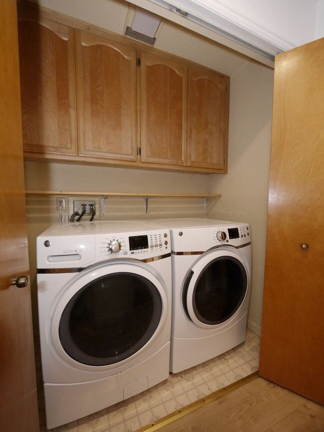 Building Photo - 18111 N Meadow Dr