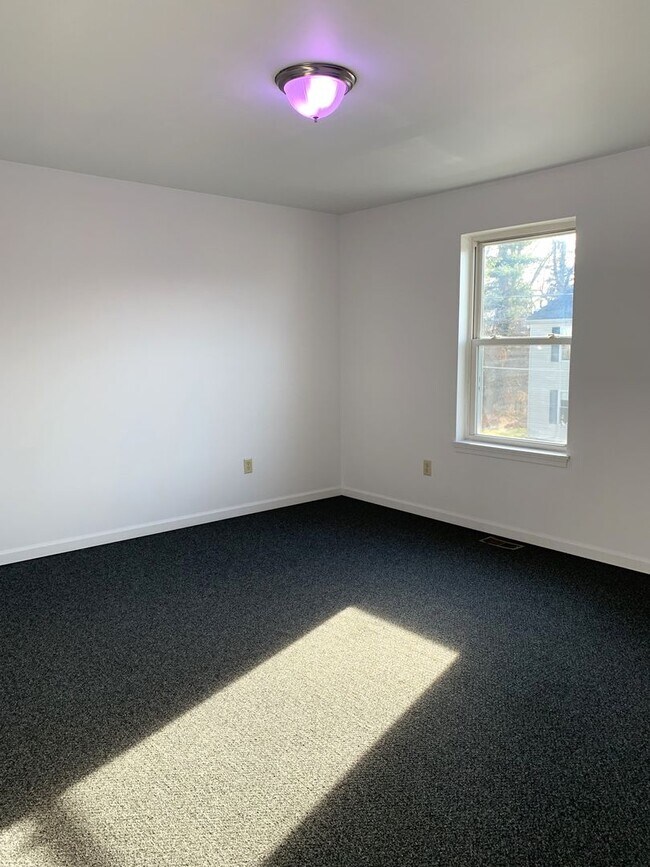 Building Photo - PERFECT COLLEGE RENTAL ONLY A HALF MILE FR...