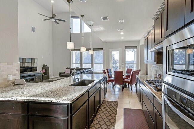 Building Photo - 14924 Iveans Way