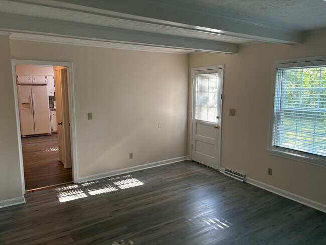 Building Photo - Beautiful 4 Bedroom 2 1/2 Bathroom Home