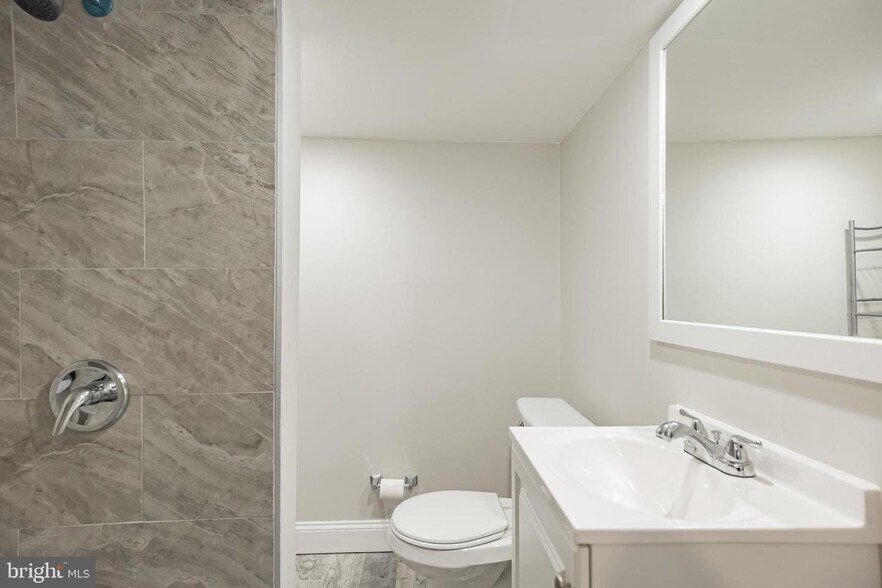 Lower Floor Bath - 2312 S Hutchinson St