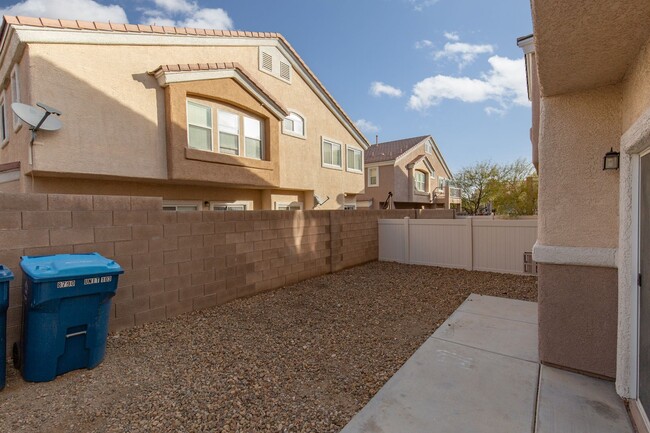 Building Photo - SW 3 br townhome with 2 car garage