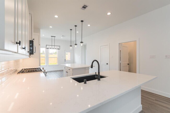 Building Photo - 10726 Pine Pink