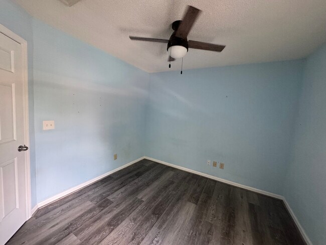 Building Photo - Room in House on Daingerfield Dr