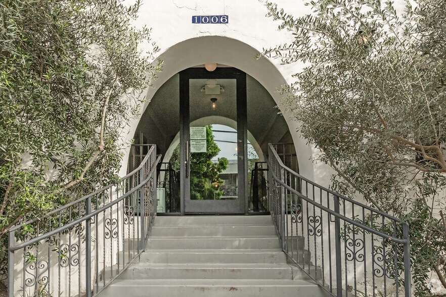 Entrance - Larchmont Villas