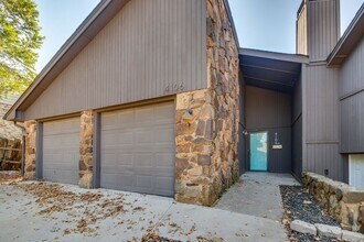 Building Photo - Light-Filled Mid-Century Vibes: 2BR/2BA w/...