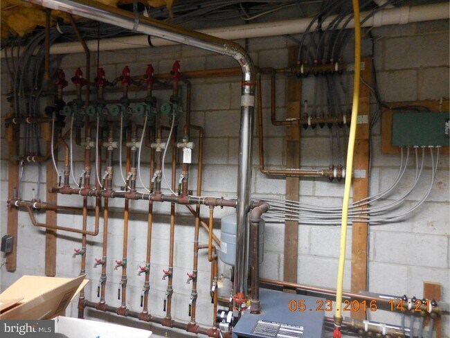 Building Photo - 8 Azalea Ln