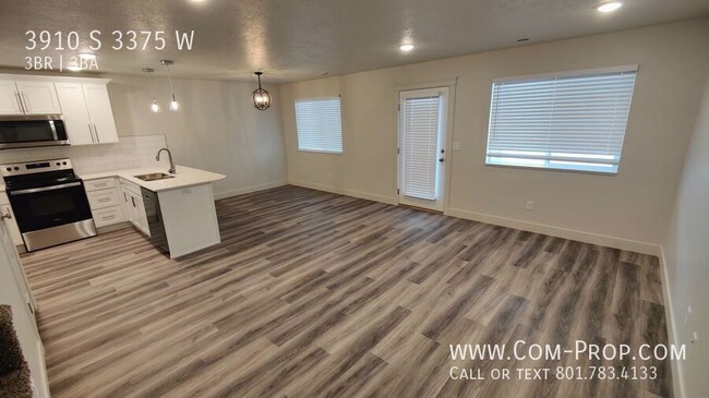 Building Photo - Modern 3 bed 2.5 bath TH for Rent in West ...