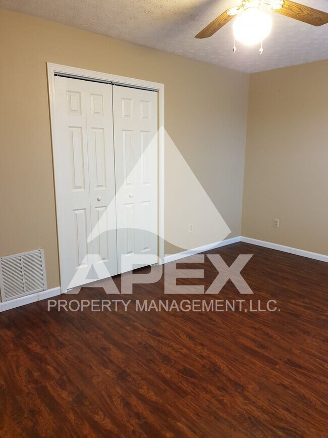 Building Photo - Spacious 2 Bd 1.5 Ba Townhouse in Halls!