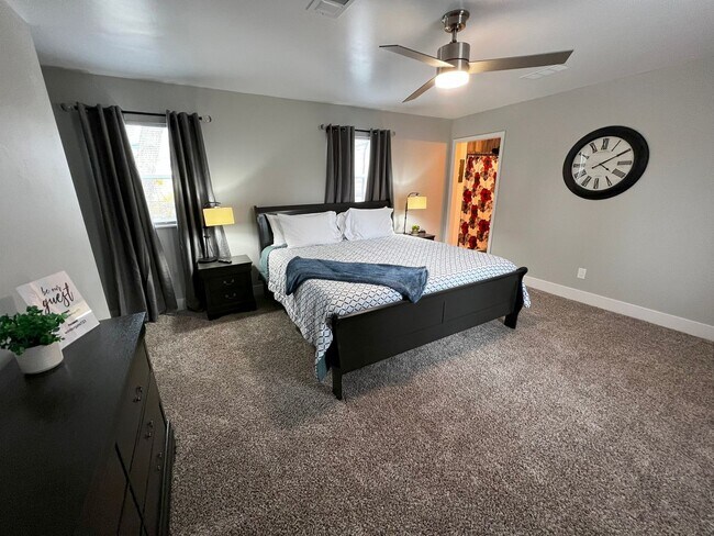 Building Photo - Fully Furnished rental with excellent cent...