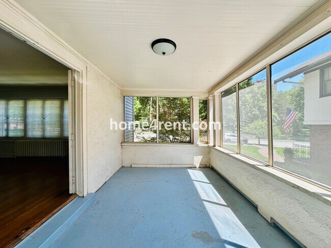 Building Photo - First Level Condo, Just Off the Plaza with Hardwood Floors and Lawn Care Provided!