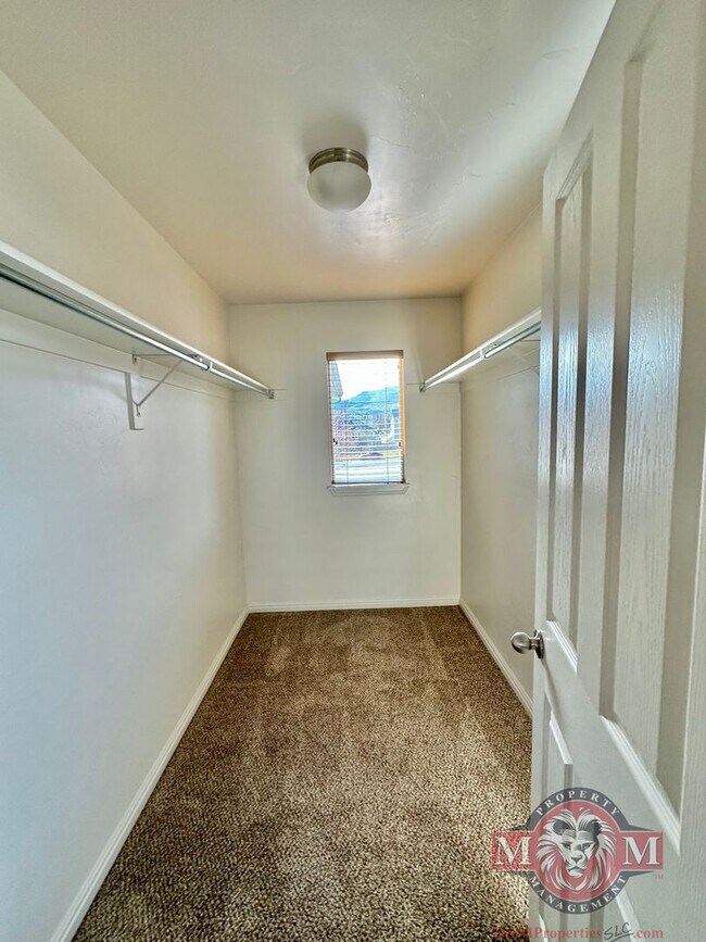 Building Photo - 3 Bd 3.5 Bath Model Like Townhome in Riverton