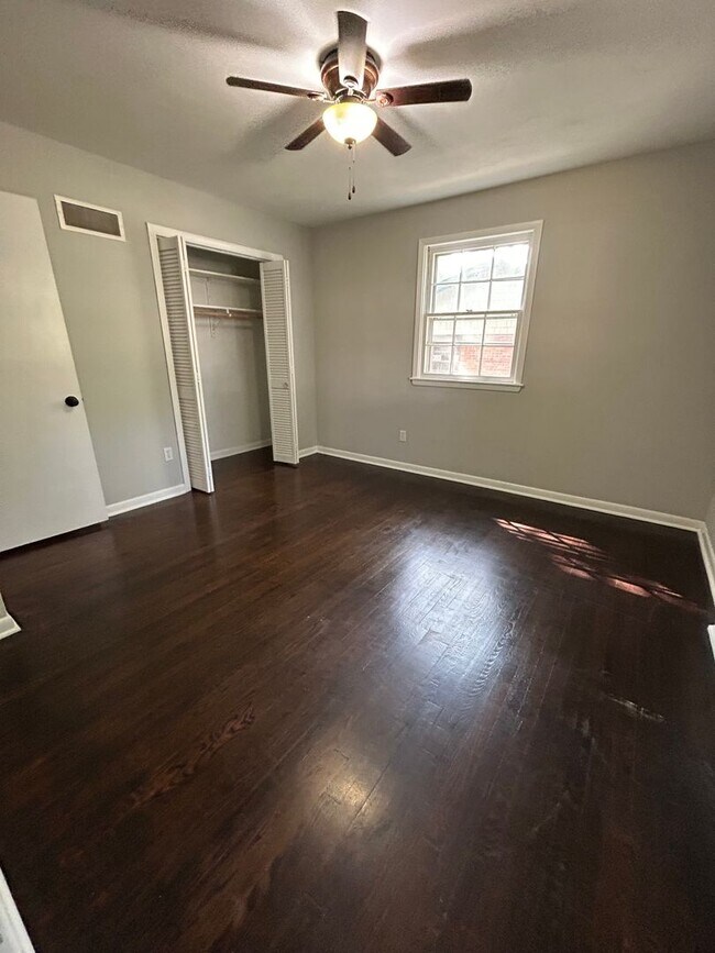 Building Photo - 5 bed 2 bath House in a quiet neighborhood