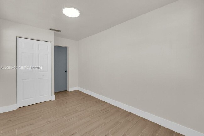 Building Photo - 1101 NE 24th Ct