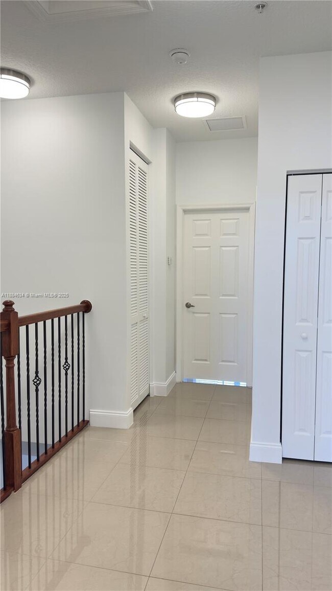 Building Photo - 924 SW 143rd Terrace