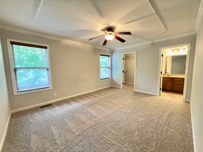 Building Photo - 638 Hidden Valley Dr