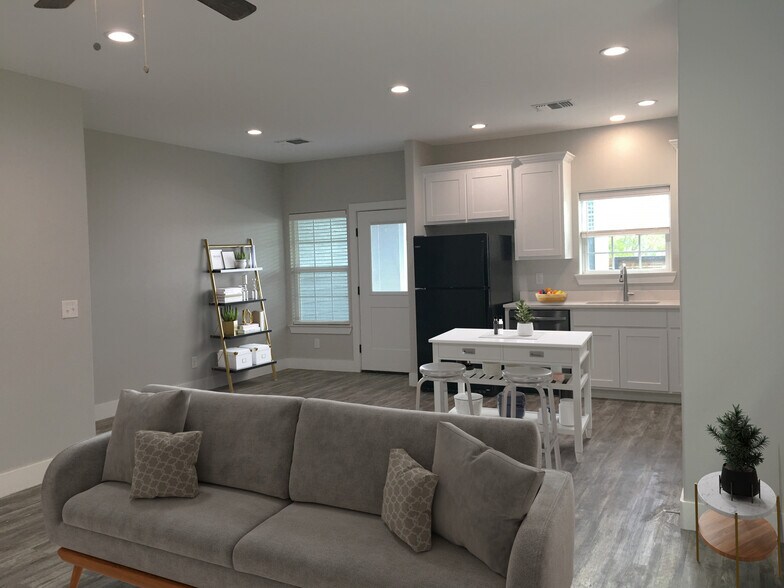 Building Photo - 709 W Woodard St