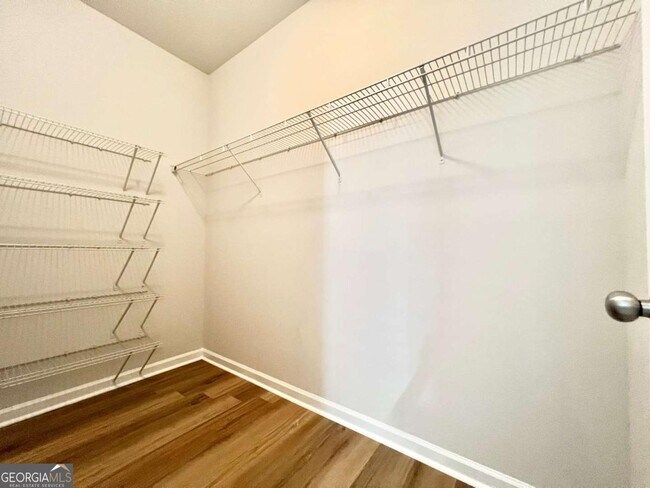 Building Photo - 370 Broadmoor Dr