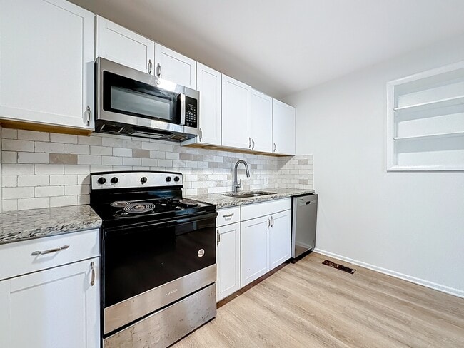 Building Photo - 5330 Quan Dr