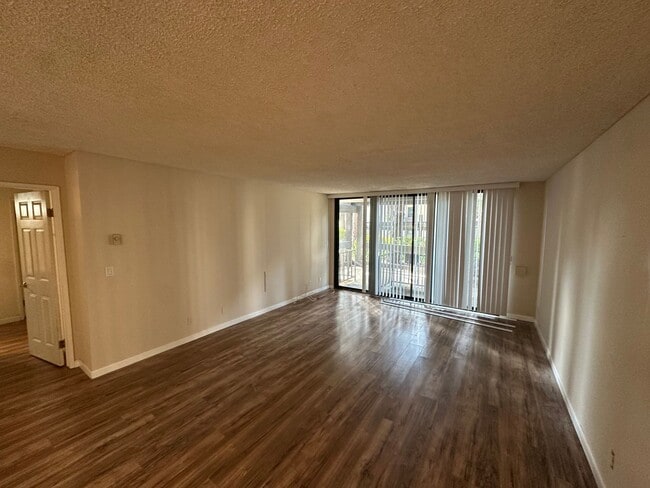 Building Photo - 2 Bed, 2 Bath Condo in Cross Creek Village...