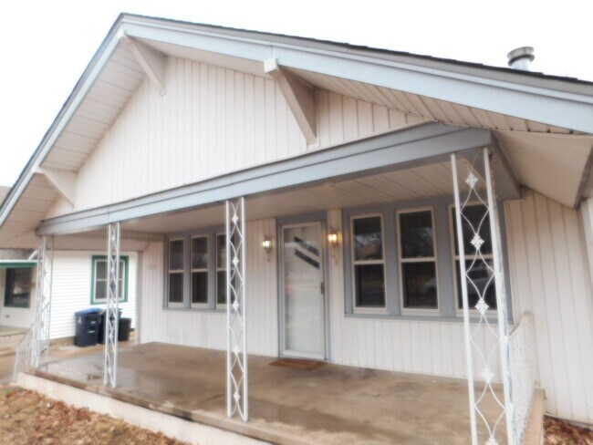 Building Photo - 4 Bedroom Home in El Dorado minutes from Down Town!