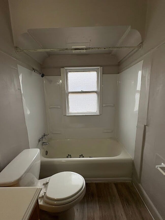 Building Photo - 3 Bedroom, 1 Bathroom Apartment Rent Ready!