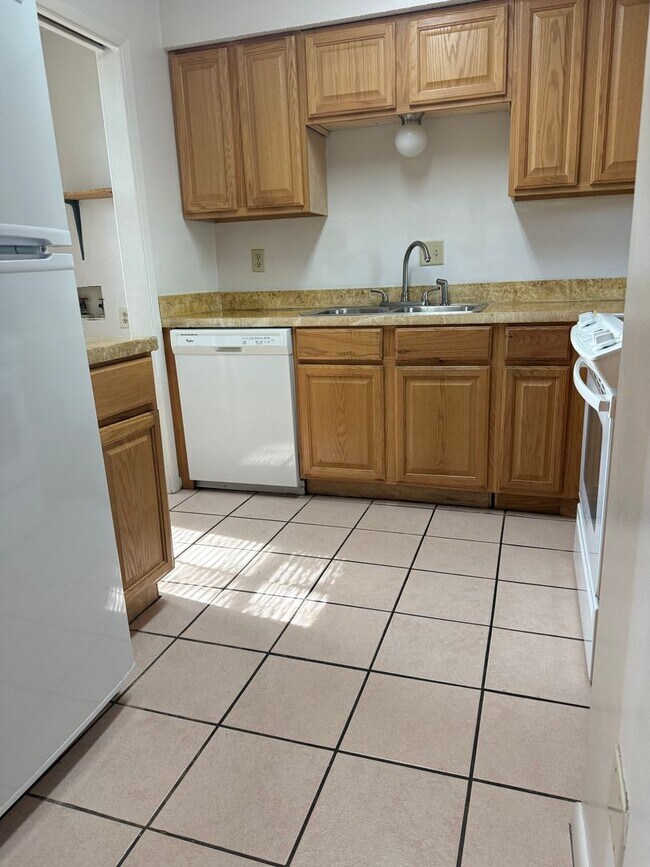 Building Photo - 113 Classic Ct