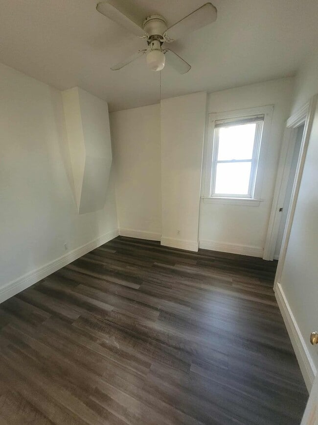 Building Photo - Lower 3 Bedroom 2 Bath Duplex in BG