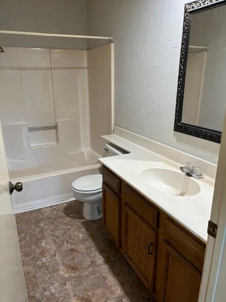 upstairs bathroom #1 - 1178 Green Meadow St