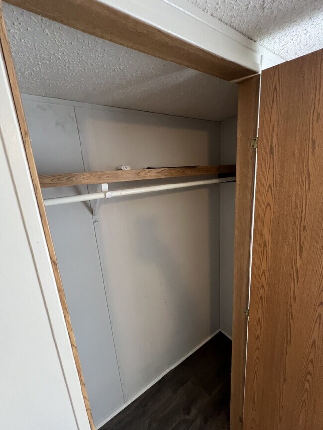 Building Photo - 2 BR | 2 BA in Pikeville! Trash Pick-Up Included!