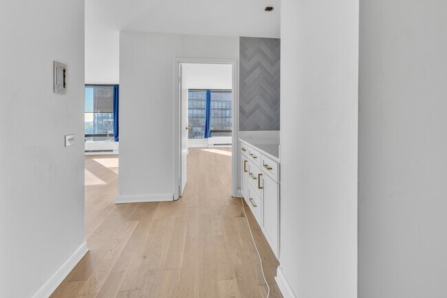 Building Photo - 5445 N Sheridan Rd