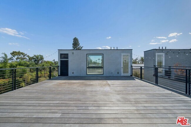 Building Photo - 633 Palms Blvd