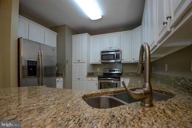 Building Photo - 9404 Regency Crest Dr