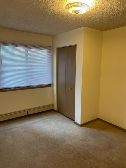 Building Photo - 932 E Washington St